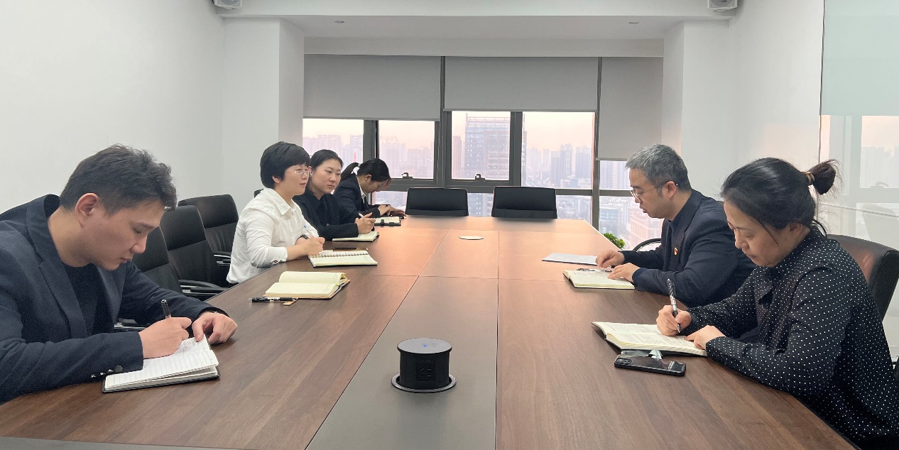 努力把準斗爭方向，堅定斗爭意志——法律事務(wù)中心召開會議傳達黨課精神